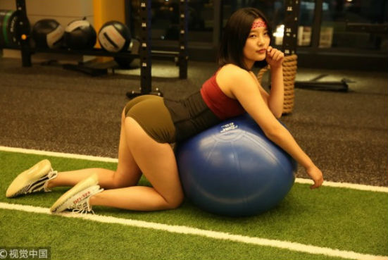 Cô gái khiến các cặp đôi cãi nhau vì vòng ba quá khổ Cô gái khiến các cặp đôi cãi nhau vì vòng ba quá khổ